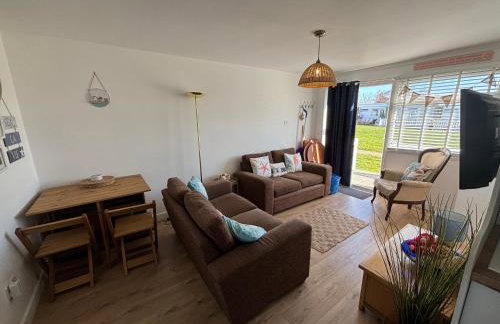 288, Two bed Chalet on Belle Aire Holiday Park - With private veranda, sleeps 5, pet friendly, free Wi-Fi, bed linen and towels included and onsite entertainment available - Foto 4