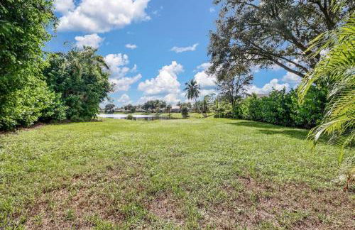 Sunshine days Stunning pool home. Gated community - Photo 31