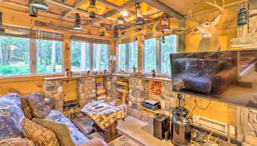 Secluded and Quiet Pocono Mountain Cabin with Hot Tub! - Foto 3