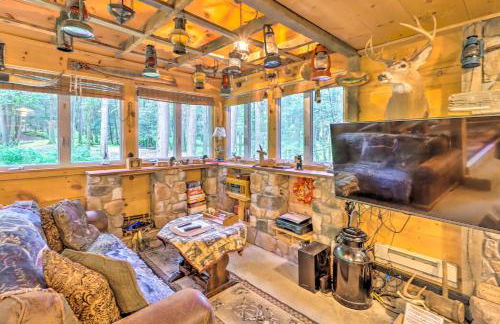 Secluded and Quiet Pocono Mountain Cabin with Hot Tub! - Foto 3