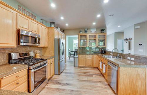 Spacious Home with Swim Spa and Deck in Medford! - Foto 3