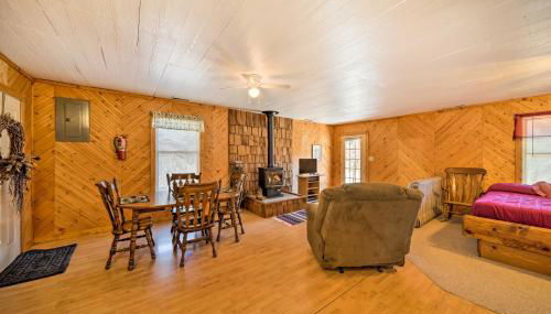 The Burgundy Cabin Iowa Retreat Pond and Fire Pit - Foto 5