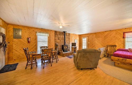 The Burgundy Cabin Iowa Retreat Pond and Fire Pit - Foto 5