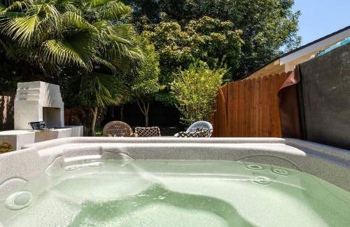 1970s Style Cozy Home with Fireplace Yard and Hot Tub - Foto 20