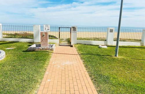 Apartamento en primera línea de playa con piscina y garaje gratuito - Foto 53