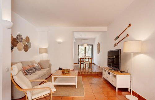 Moradia Tradicional no centro a 100m da Praia - Foto 29