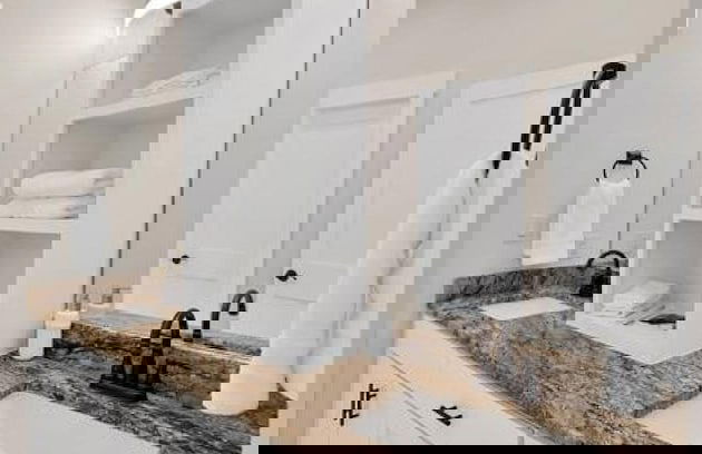 New Luxury Texas Farmhouse - Photo 60