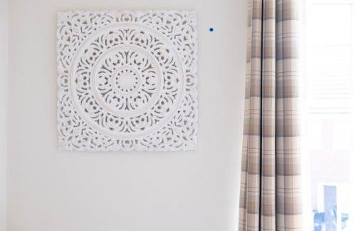 Beautiful and comfortable home away from home with free parking, fast wifi and white crisp hotel standard linen hosted by Our Home Short Stays - Photo 34