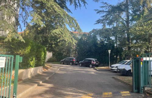 City & cosy, LYON CHARCOT- WIFI - LAVE LINGE - BALCON - PARKING - Foto 10