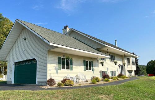 Stylish Mountain Chalet 15mins to Gore Mountain , Large Hot Tub, Playroom & Large Heated Pool - Foto 59