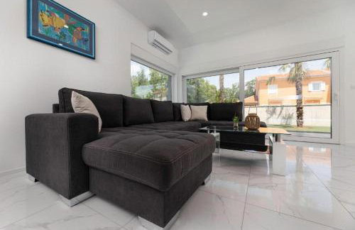 VILLA GEORGE z ogrevanim bazenom in vrtno kuhinjo - Foto 24