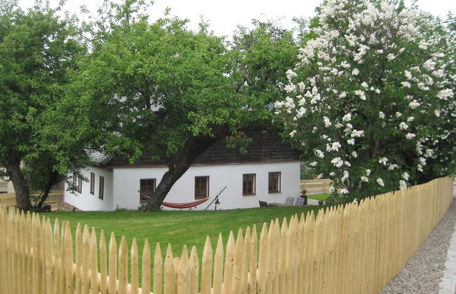 Sunny Holiday Home Near the Forest - Foto 1