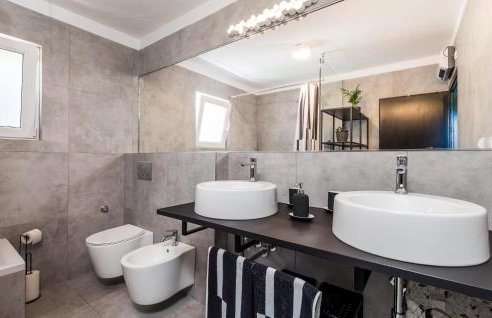 4 Bedroom Gorgeous Home In Jurdani - Photo 55