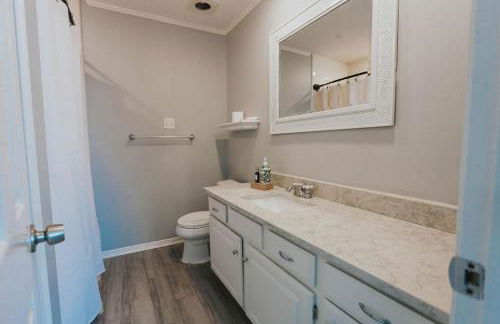 Beautiful Updated Home with Pool - Foto 23