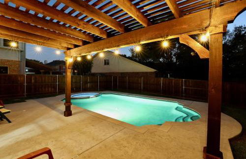 Gorgeous 4 bedroom 2,5 bath Home with Heated Pool, Spa & Game Room close to DFW Airport - Photo 15