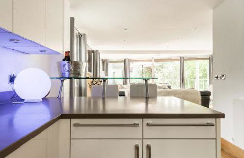 Modern contemporary home in beautiful setting - Foto 49