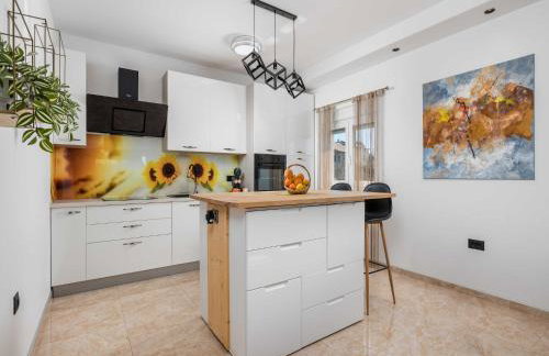 Villa Lemily - Five Bedroom with Swimming Pool - Photo 13