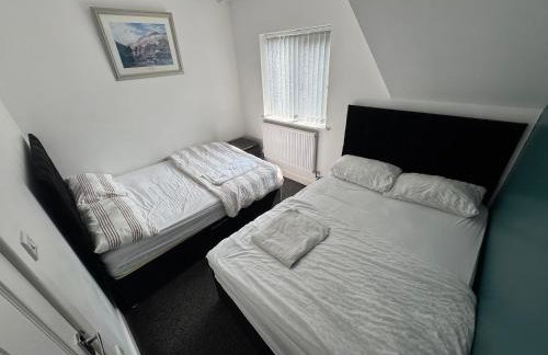 Modern 3- Bed Holiday Home - Private Parking Sleeps 10- 2 Min M62 - Foto 21