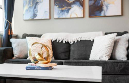 1BR • City Views • Queen + SofaBed • WiFi & 2 TVs - Photo 30