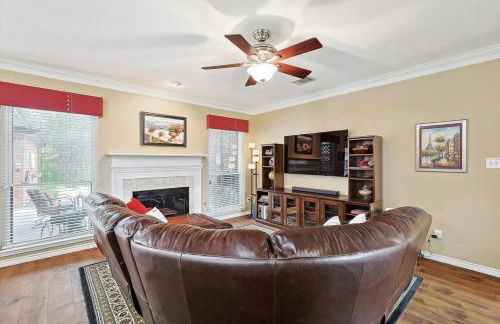 DFW Getaway - 4 Bedrooms Pool Oasis Media Room - Photo 12