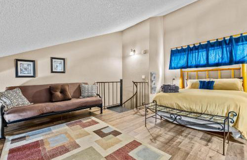 Charming Country Club Condo with Loft & Fireplace - Foto 17