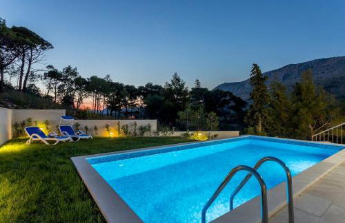 Luxe villa with pool, jacuzzi, and sauna - Foto 46