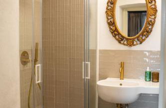 3 Bedrooms Old Town Secret Gem with Private Garden - Foto 10