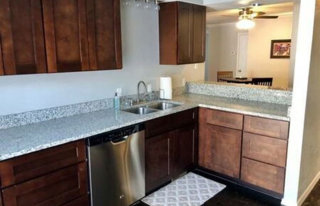 Private Bedroom Suite - Communal House near Integris Private - Photo 11