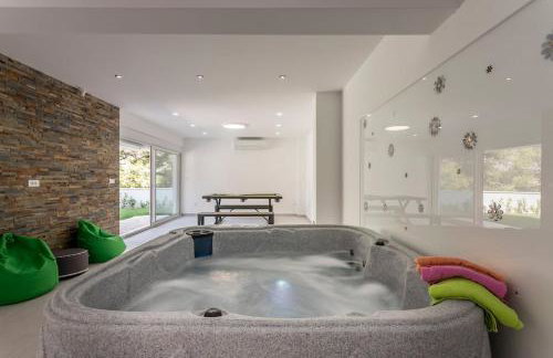 Luxe villa with pool, jacuzzi, and sauna - Foto 18
