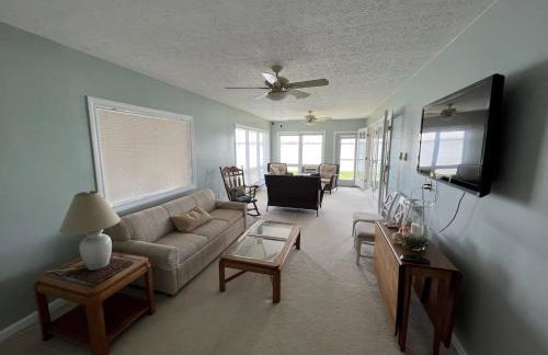 4 Bedroom Lakefront Home with Private Beach on Cedar Point Chaussee - Photo 2