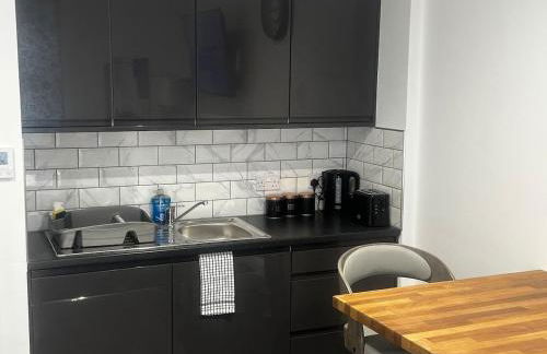 Town Centre Cosy Flat - Photo 9