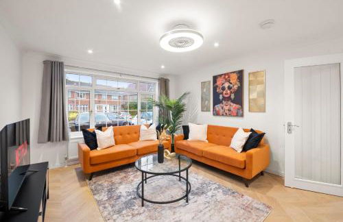 4 Bed House in Maidenhead, by ARP Homes, Driveway & Big Private Patio, Perfect Location for Business and Family Stays - Foto 1