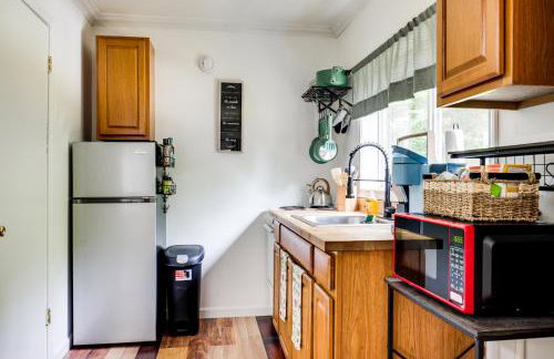 Tiny Woodland Cottage Retreat with Yard in Pelkie - Foto 13