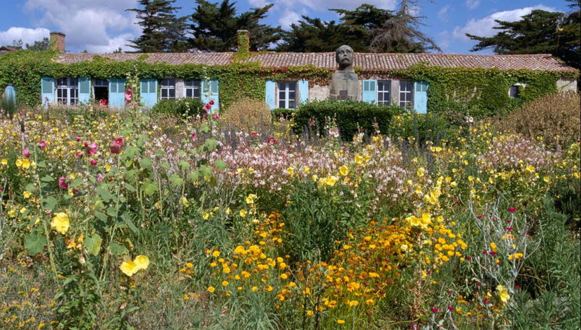 Buste de Clemenceau dans le jardin impressionniste de sa maison