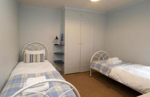 3 The Coastguards, Thorpeness - Only a stones throw from the Beach and very close to famous boating Meare, Country Club and Golf Club - Aldeburgh Coastal Cottages - Foto 27