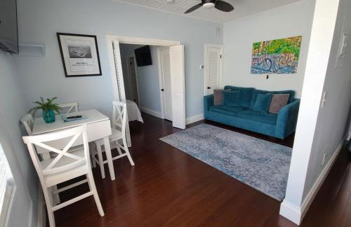 Duval Street Suite w parking and pool - Photo 1