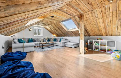 The Oaks Barn - A Countryside Luxury Rural Escape with Hot tub & Fire Pit! Tranquil Group Retreat - Sleeps 8, Pet Friendly & Off road Parking - By Blue Puffin Stays - Photo 10