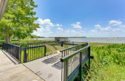 Family Home with Stunning Water Views in Tavares! - Photo 1