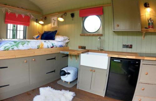 Romantic Retreat - Luxury Shepherds Hut + Hot Tub! - Foto 32