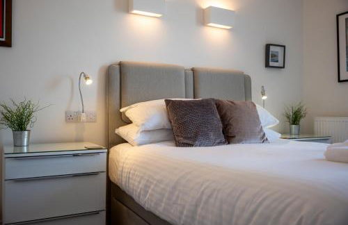 Riverside Apartment with Stunning Views & Patio - Foto 17