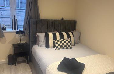 New 2-bed 2-bath detached flat with garden - Photo 20