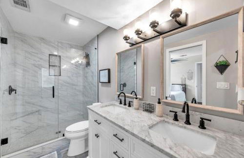 Close to downtown& beach- pool, porch, fenced yard - Foto 16