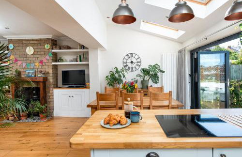 Charming Family Home with Stoves, Garden & Parking - Foto 12