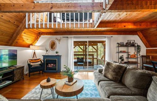 Charming A-Frame Cabin w Hot Tub & Mountain Views - Foto 4