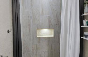 This luxury basement is the perfect getaway - Foto 23