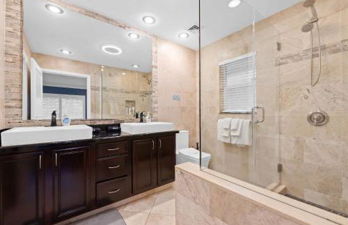 Luxe 4BR Waterfront w Htd Pool 5min to Beach - Foto 69