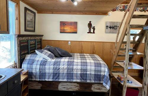 Rustic Texas Hill Country Vacation Rental with a Fire Pit - Photo 11