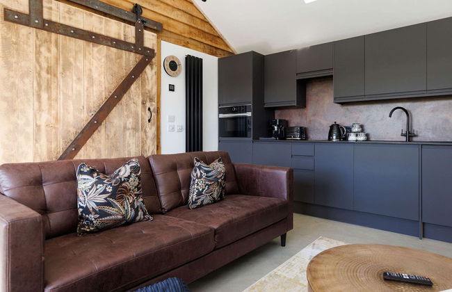 Romantic Countryside Lodge With Hot Tub - Photo 6