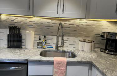 Poconos Chalet -Kayaks- HotTub-Karaoke-Lake - Foto 14