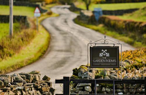 FLORA Luxury Retreat, Private Garden, Views & Hot Tub - Photo 32